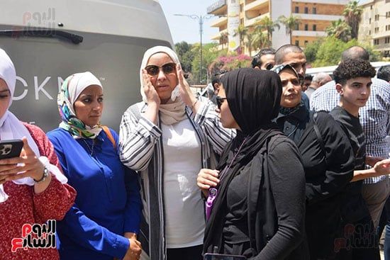 أحمد السعدني ومحمد محمود عبد العزيز في جنازة المخرج عصام الشماع