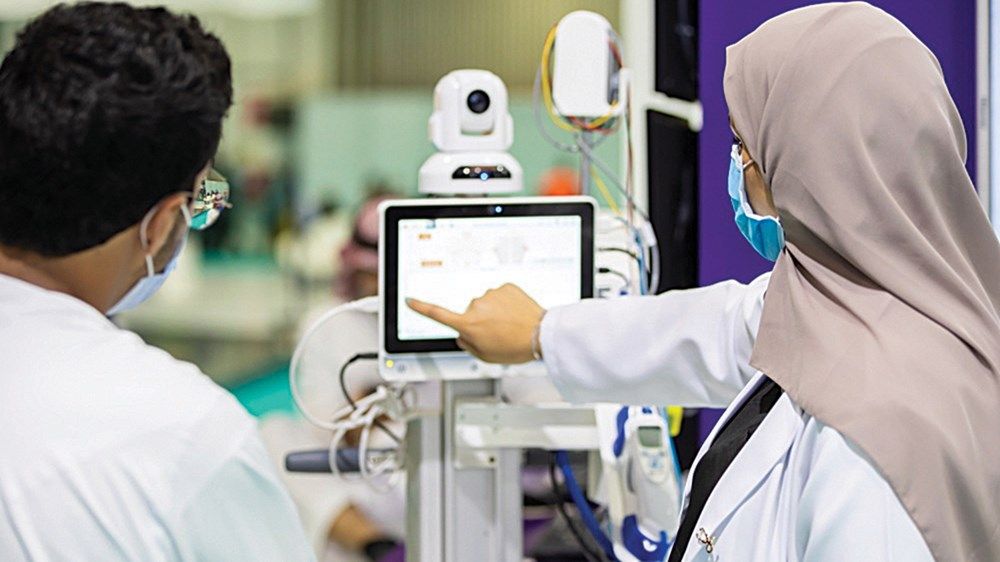 سلطان بن طحنون: صحة وسلامة أبطال الخطوط الأمامية في مُقدّمة أولوياتنا