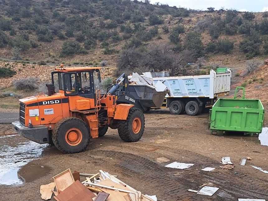 إزالة 30 ألف م3 مخلفات بناء وهدم ونواتج حفر من الأراضي الفضاء بالطائف