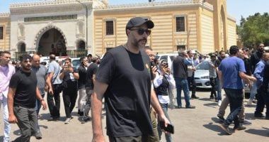 أحمد السعدني ومحمد محمود عبد العزيز في جنازة المخرج عصام الشماع