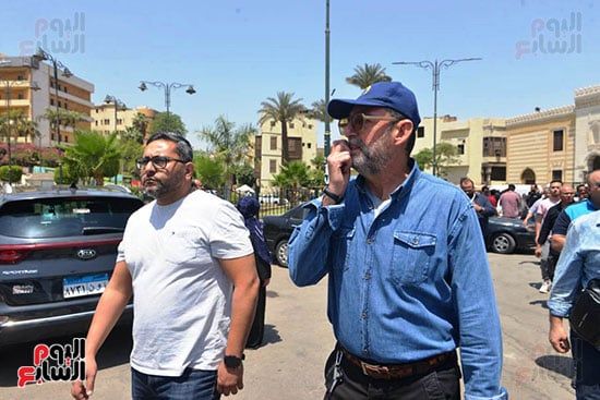 أحمد السعدني ومحمد محمود عبد العزيز في جنازة المخرج عصام الشماع