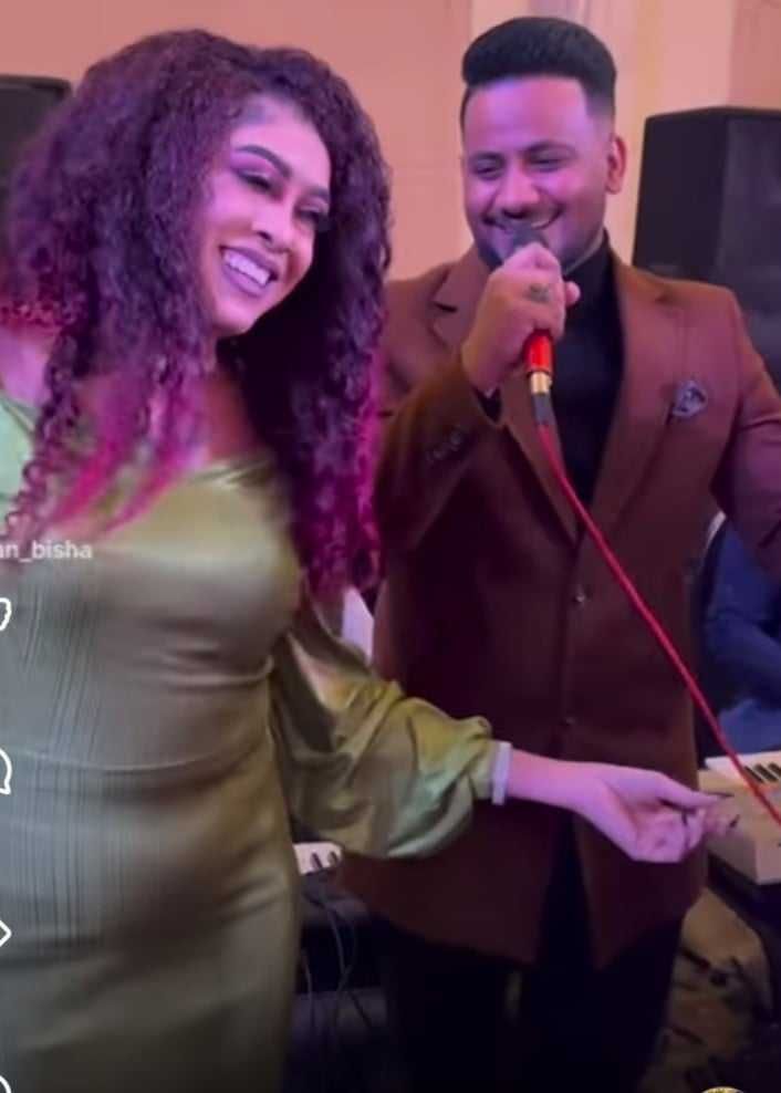 شاهد بالصورة والفيديو.. حسناء سودانية تقدم فواصل من الرقص المثير مع الفنان عثمان بشة خلال حفل بالقاهرة
