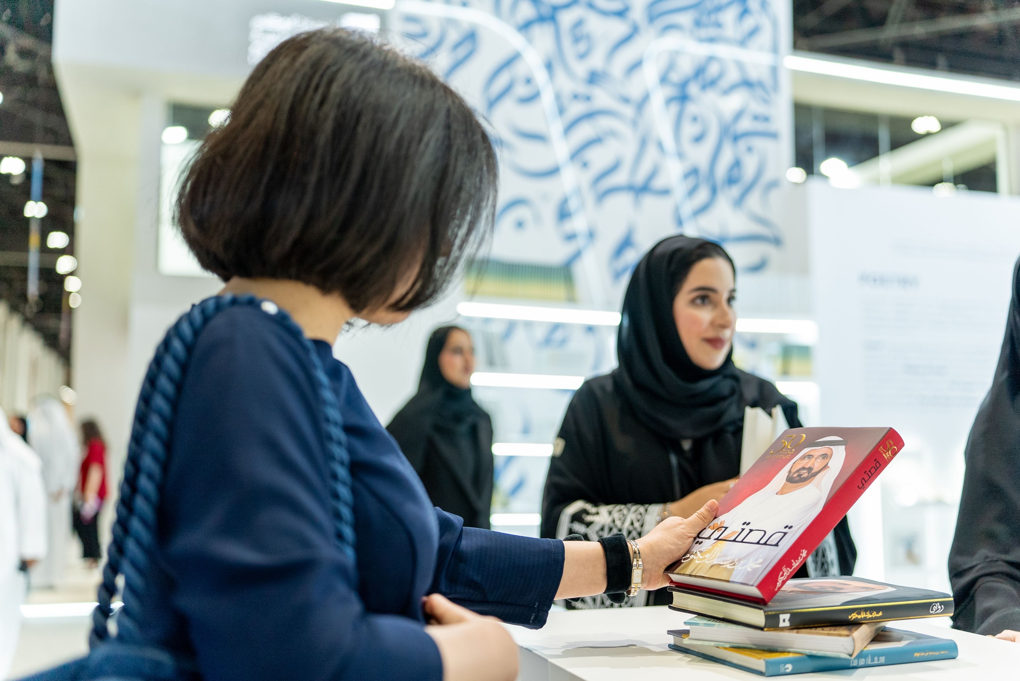 الامارات | إقبال كبير على جناح إصدارات محمد بن راشد في معرض أبوظبي الدولي للكتاب 2024