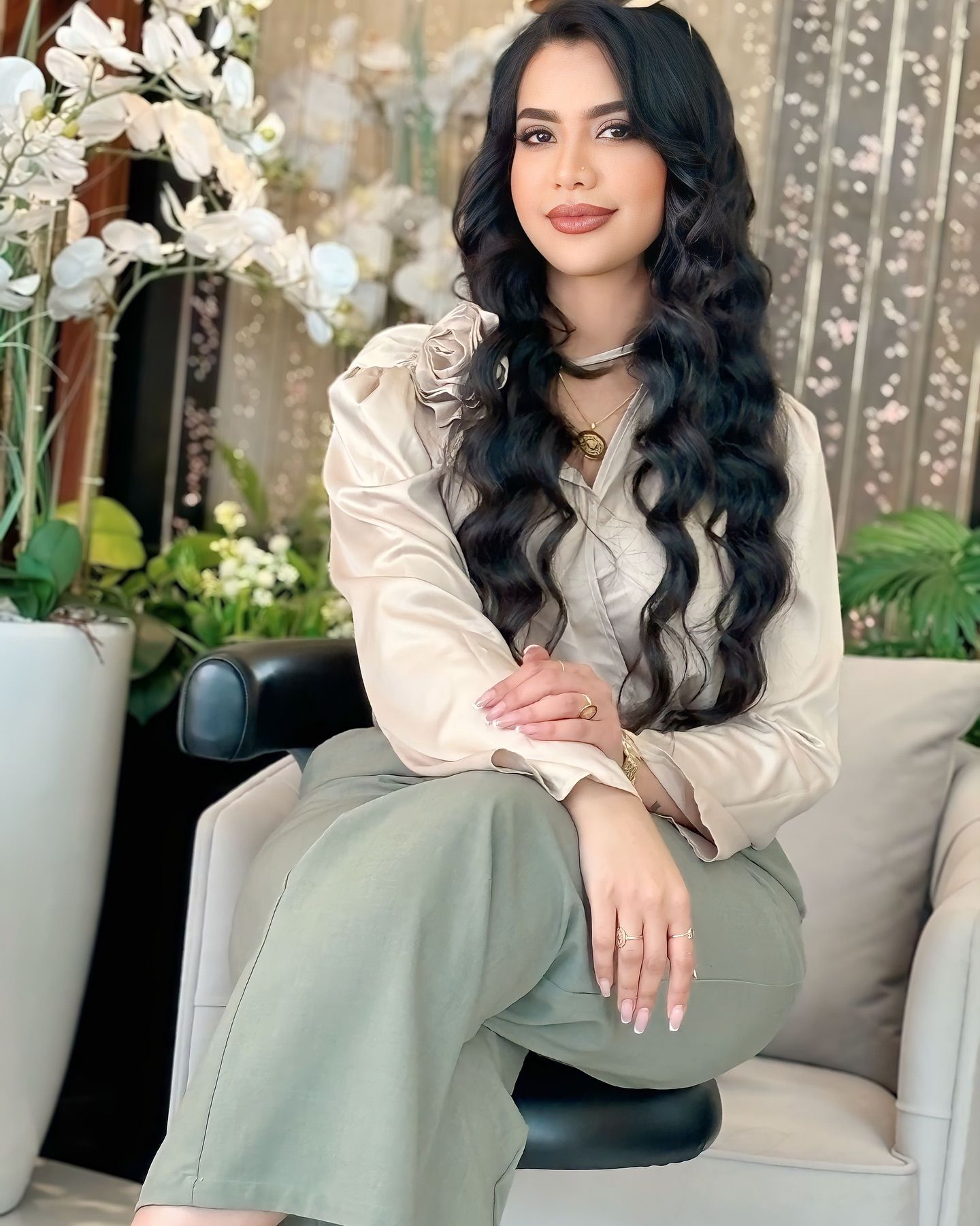شاهد بالفيديو.. حسناء السوشيال ميديا السودانية “لوشي” تغني أغنية الفنان محمد حماقي و “اللوايشة” يتغزلون فيها ويشبهونها بالممثلة المصرية ياسمين عبد العزيز