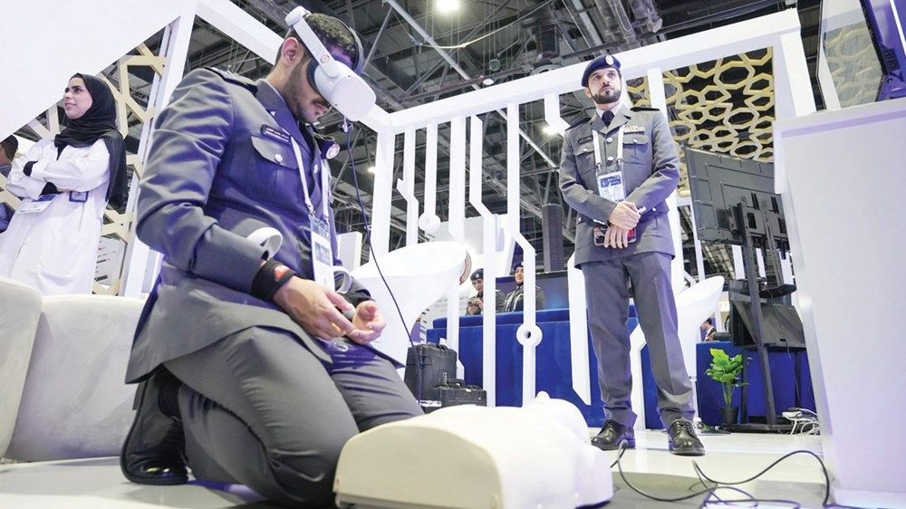 شرطة أبوظبي تطور أنظمة وسيناريوهات المحاكاة الافتراضية في تدريب المنتسبين