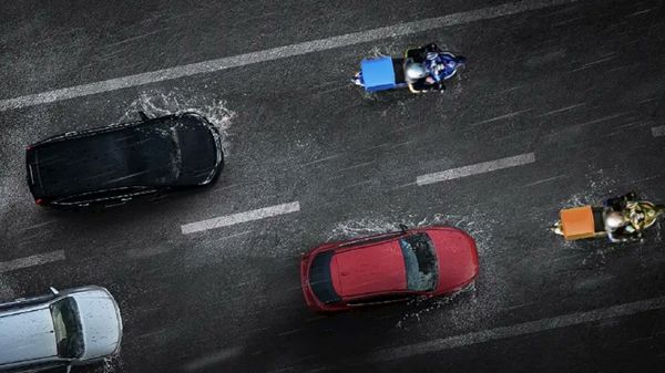 شرطة أبوظبي تدعو قائدي دراجات التوصيل إلى تجنب القيادة في الأحوال الجوية المتقلبة