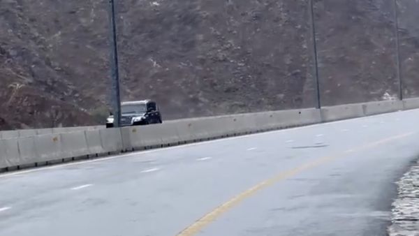 بالصور.. هطول أمطار وبرد على مناطق بالدولة