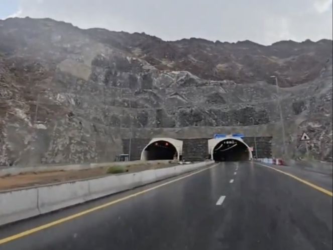 بالصور.. هطول أمطار وبرد على مناطق بالدولة