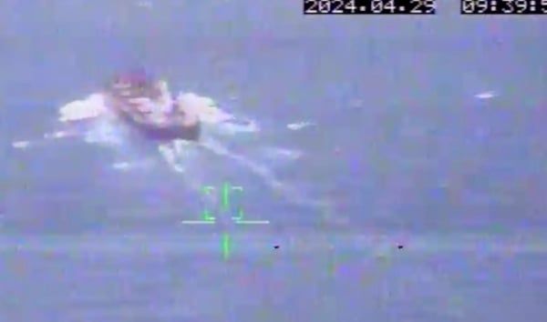 الحوثيون يوزعون مشاهد لاستهداف سفينة في البحر الأحمر وغارة تستهدف الحديدة