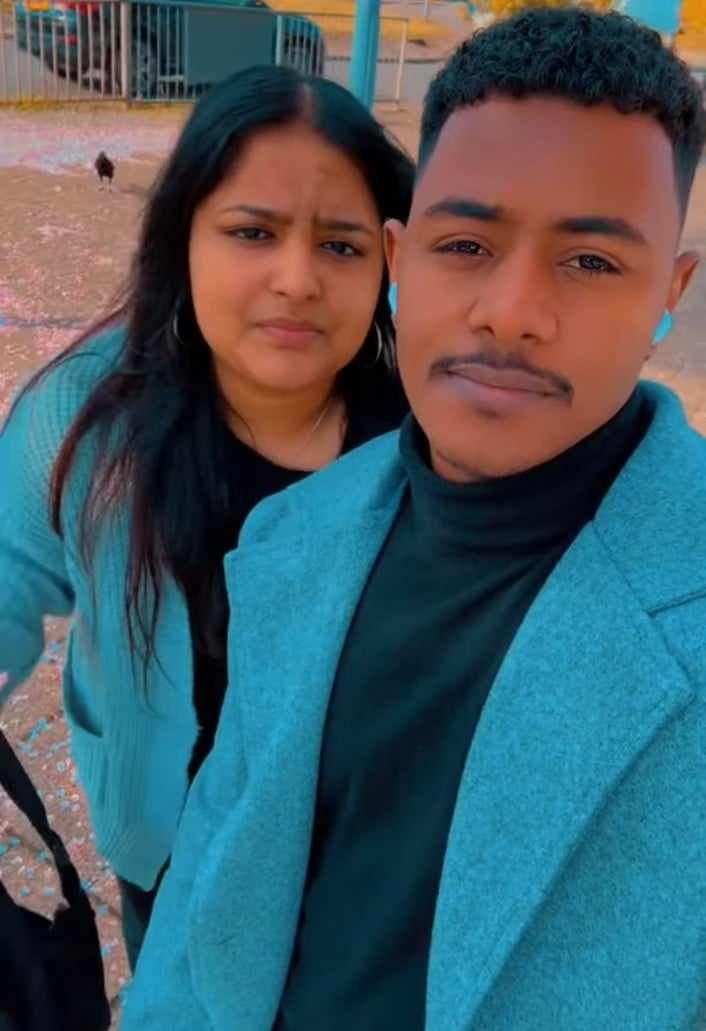شاهد بالصورة والفيديو.. نجم “التيك توك” السوداني وأحد مناصري قوات الدعم السريع نادر الهلباوي يخطف الأضواء بمقطع مثير مع حسناء “هندية” فائقة الجمال