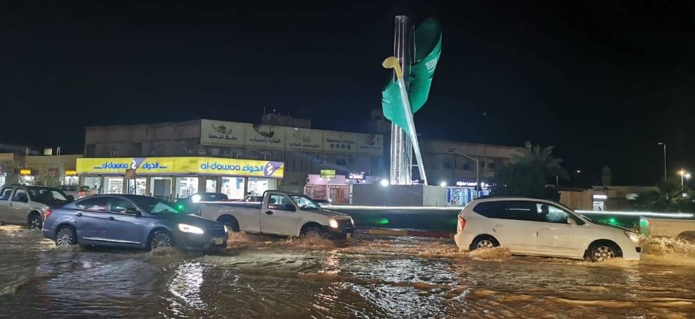 الأمطار تُجري الأودية والشعاب في المزاحمية