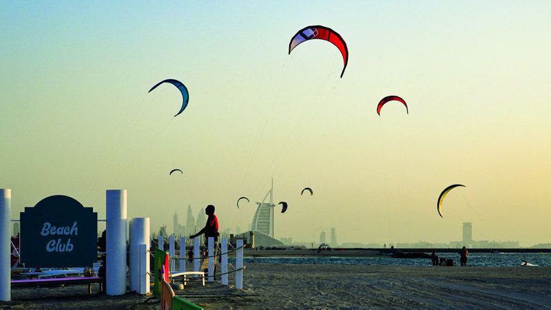الامارات | على شاطئ دبي.. حان طيّ الشراع