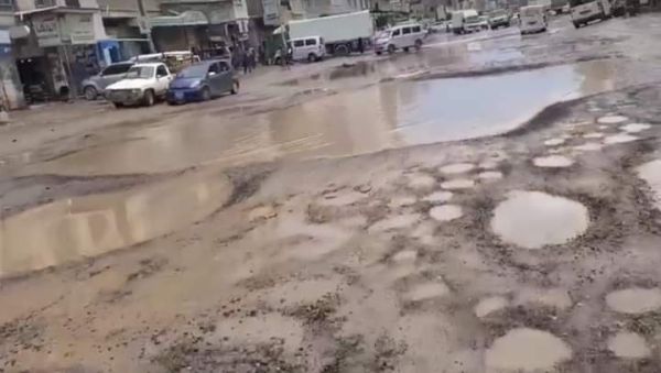 إب..شوارع مدينة "القاعدة" تطفح بمياه الأمطار والصرف الصحي وسط مخاوف من كارثة بيئية