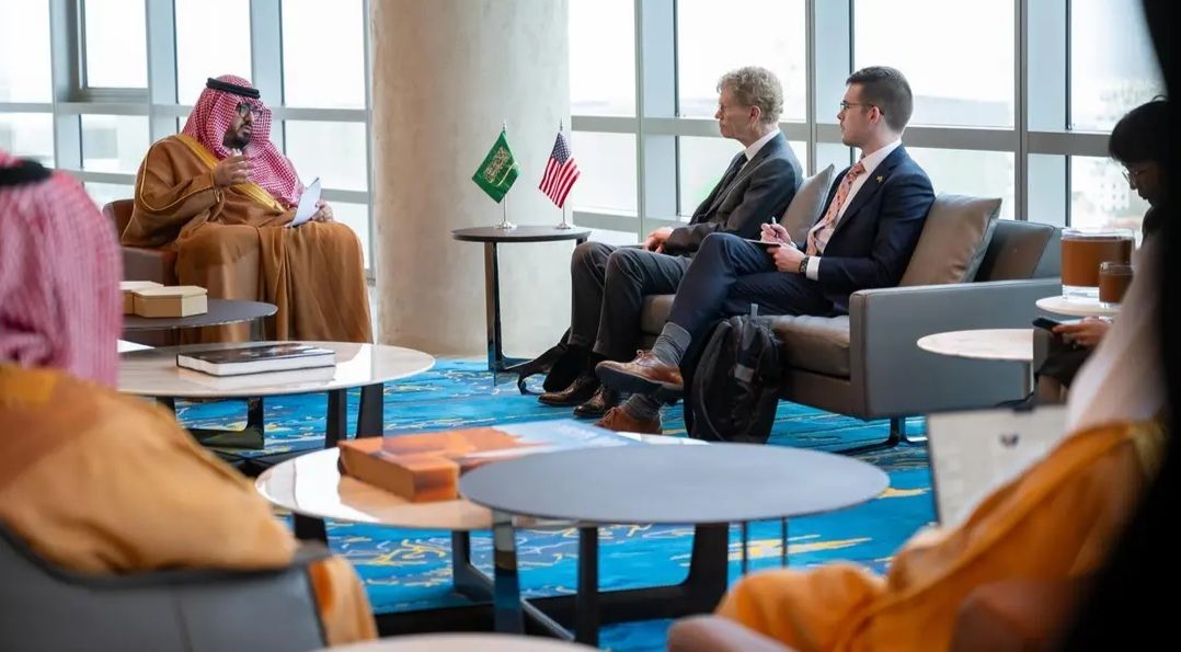 وزير الاقتصاد والتخطيط يبحث مع المبعوث الخاص الأمريكي لشؤون الأمن الغذائي العالمي تحسين النظم الغذائية والأمن الغذائي عالميًا