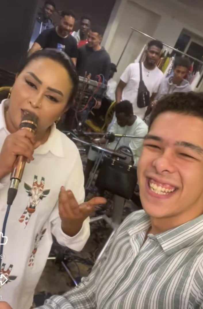 شاهد بالصورة والفيديو.. ناشط مصري معروف يقتحم حفل “زنق” للفنانة ريان الساتة بالقاهرة ويقدم فواصل من الرقص معها والمطربة تغي له وتردد أسمه خلال الحفل