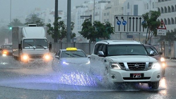 "أبوظبي للدفاع المدني" توجه نصائح مهمة للتعامل مع التقلبات الجوية