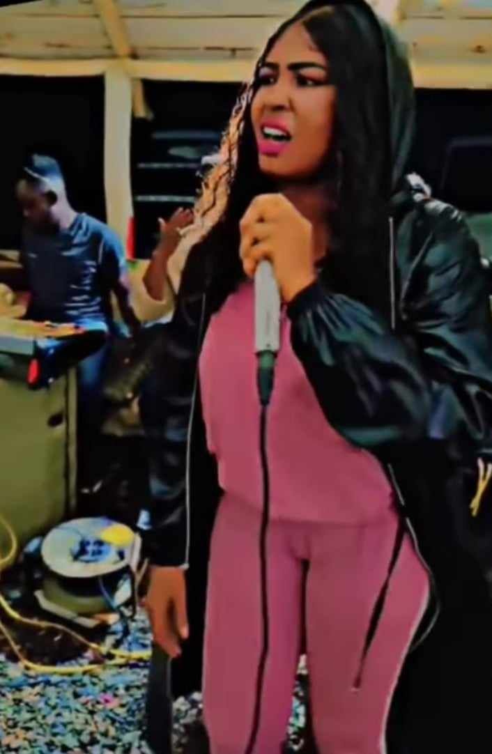 شاهد بالصورة والفيديو.. فنانة سودانية تحيي حفل غنائي ساهر بــ(البجامة) وتعرض نفسها لسخرية الجمهور: (النوعية دي ثقتهم في نفسهم عالية جداً.. ياربي يكونوا هم الصاح ونحنا الغلط؟)