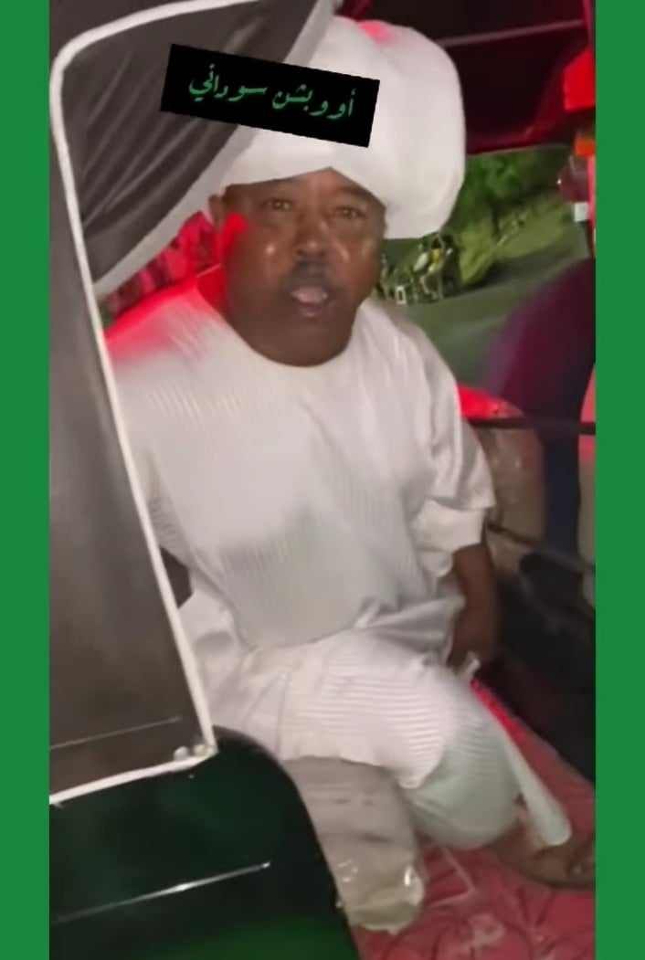 شاهد بالصورة والفيديو.. (فضحتونا مع المصريين).. رجل سوداني يتعرض لسخرية واسعة داخل مواقع التواصل الاجتماعي بعد ظهوره داخل ركشة “توك توك” بمصر وهو يقلد نباح الكلاب
