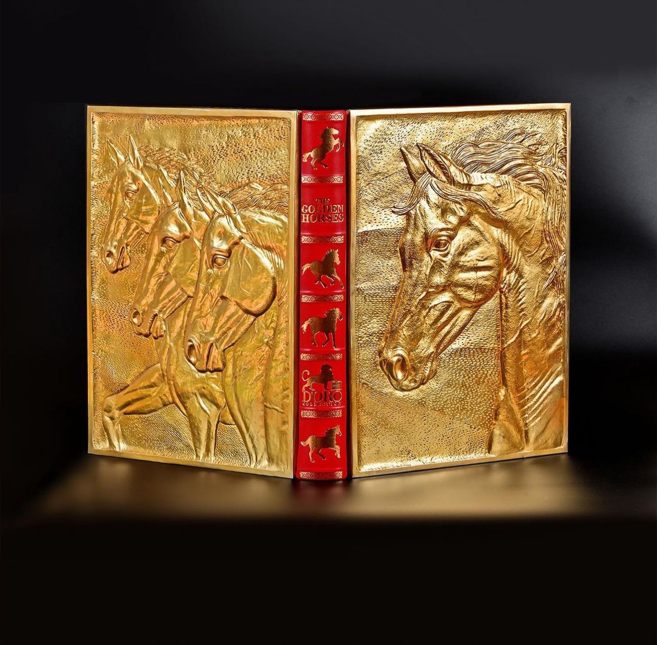 الامارات | مخطوطات ومقتنيات نادرة في "أبوظبي للكتاب"