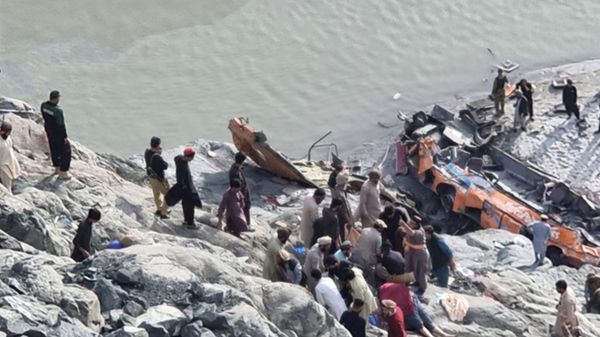 مقتل 20 شخصاً جراء حادث حافلة في باكستان