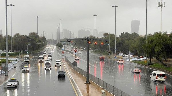 «بلدية أبوظبي» تتعامل مع بلاغات تجمع مياه الأمطار