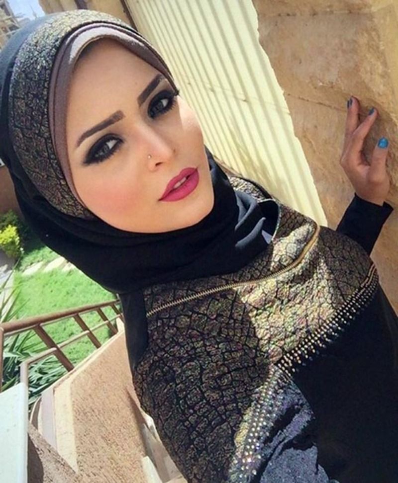 كانت موديل محجبات: لقطات نادرة للفنانة أسماء جلال (بالحجاب)… لماذا تخلّت عنه؟