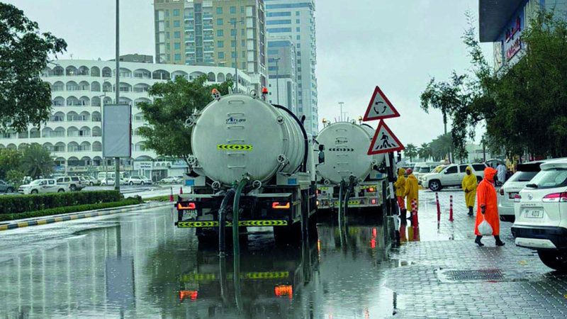 الامارات | بلدية الفجيرة تستجيب لبلاغات الأمطار الطارئة  في وقت قياسي