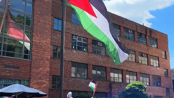 الطلبة المعتصمون بجامعة جورج واشنطن يرفعون علم فلسطين على سارية طويلة