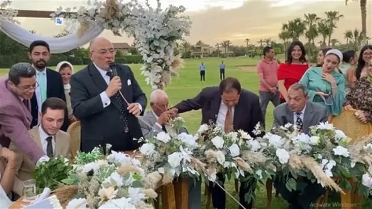 خالد منتصر منتقدًا حسام موافي بسبب مشهد تقبيل الأيادي: الوسط الطبي في حالة صدمة