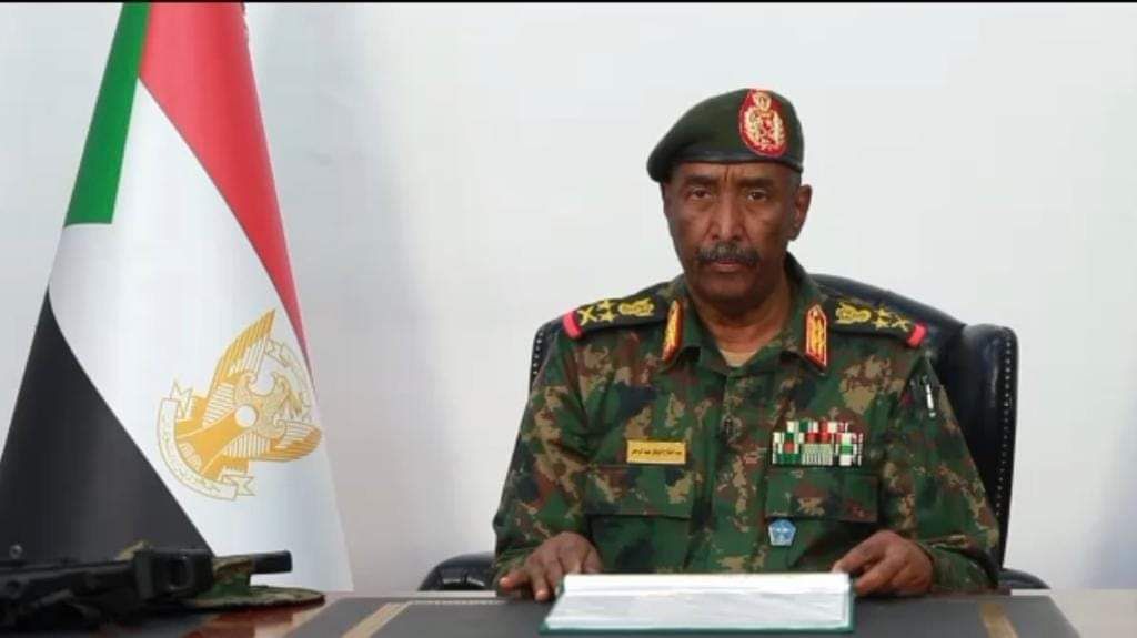 شاهد بالفيديو.. في مشهد مؤثر البرهان يقف على مراسم “دفن” نجله ويتلقى التعازي من أمام قبره بتركيا