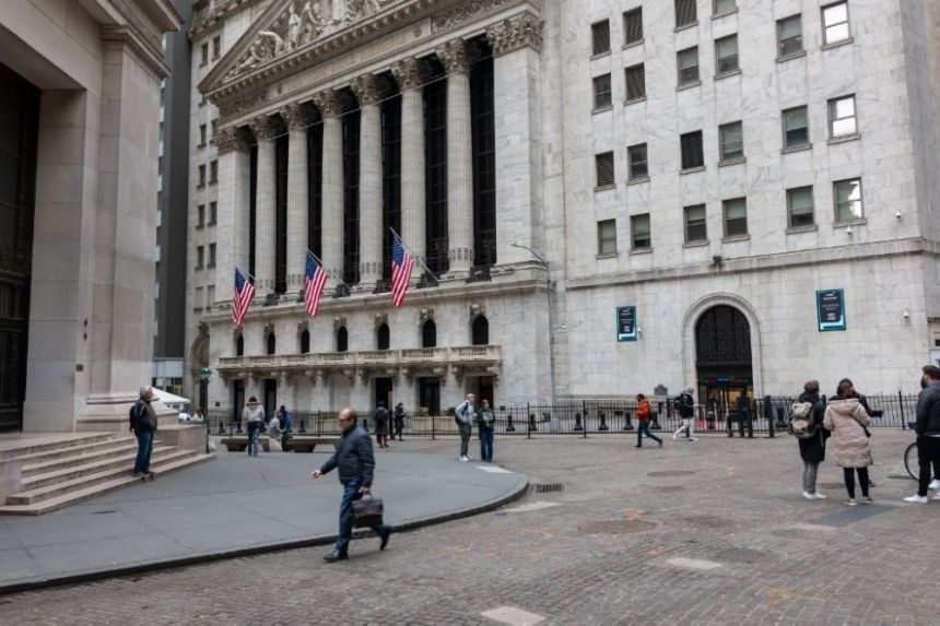 وول ستريت تغلق مرتفعة بعد تزايد احتمال خفض الفائدة