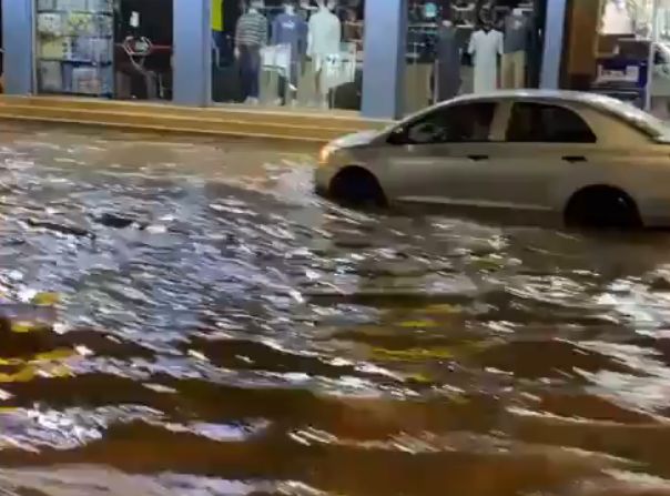 أمطار غزيرة وسيول تغمر شوارع ليلى في الأفلاج