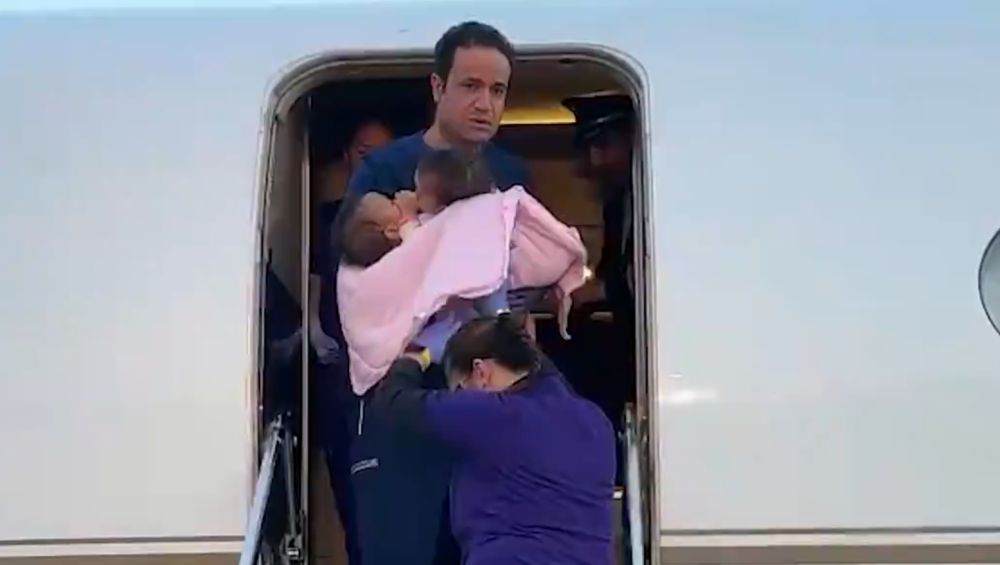 عاجل.. وصول طائرة التوأمين السياميين الفلبينيين "عائشة وأكيزا" إلى الرياض