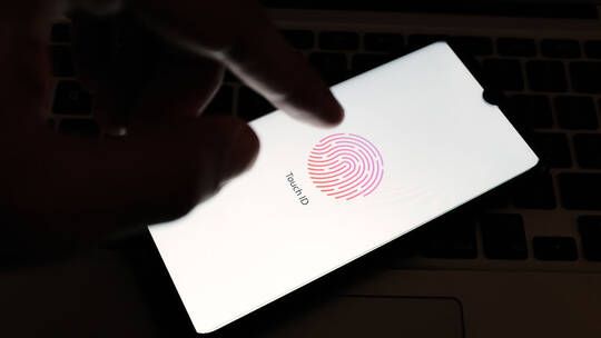 الخليج اليوم .. فتوى جديدة حول أخذ بصمة الميت لفتح هاتفه