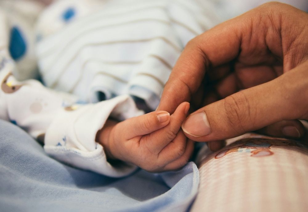 مختصون يوضحون لـ"اليوم" أهمية دور القابلات في رعاية الأم