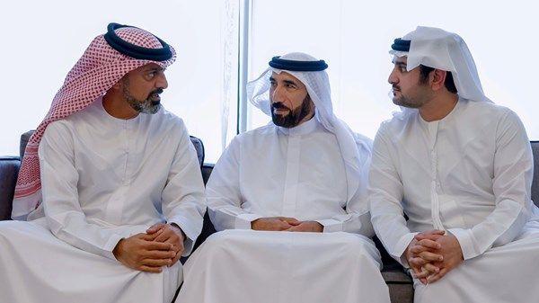 مكتوم وأحمد بن محمد يقدمان واجب العزاء في زوجة سيف الشعفار