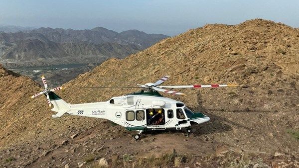 "الجناح الجوي" و"فرقة الشجعان" ينقذان سائحاً أصيب بإعياء في جبال حتا
