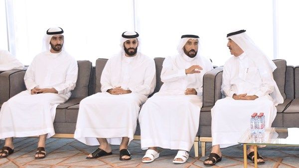 حاكم أم القيوين يقدم واجب العزاء في وفاة زوجة سيف الشعفار