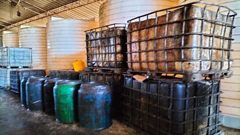 التحفظ على 142 طن زيوت سيارات مستعملة داخل مصنع مخالف في الإسكندرية - صور