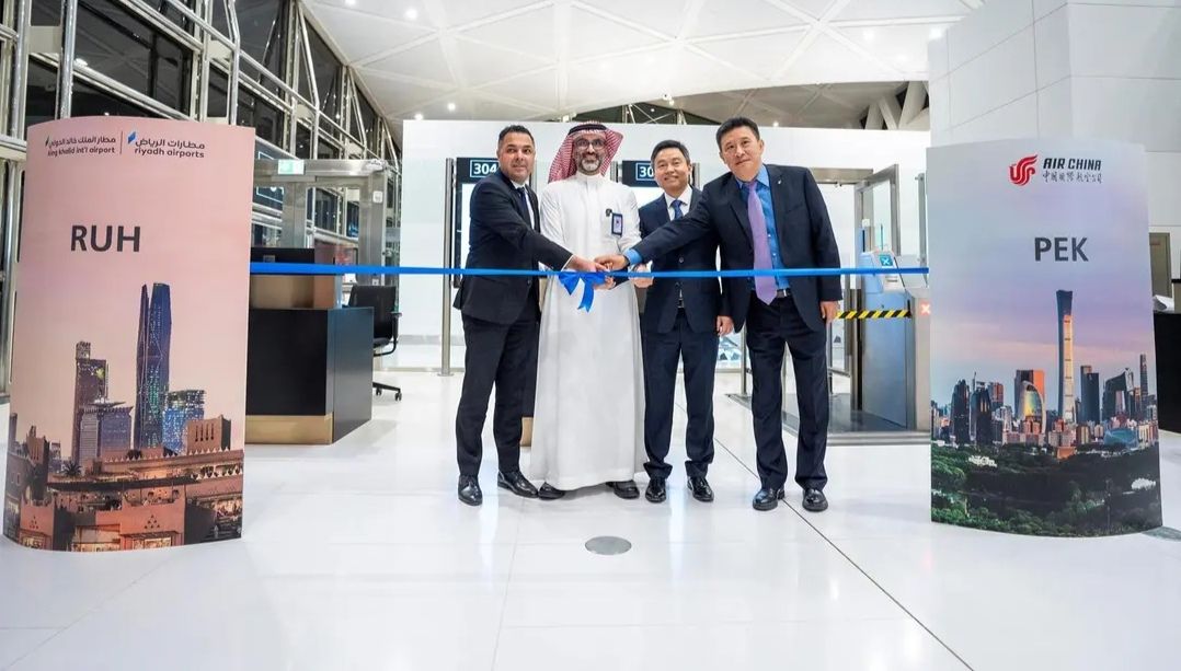 السعودية | مطار الملك خالد الدولي يدشّن مساراً جوياً مباشراً إلى بكين بواقع ثلاث رحلات أسبوعية تُسيرها شركة طيران الصين