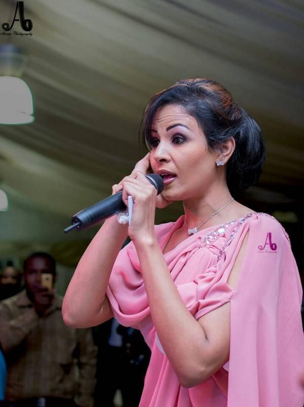 شاهد بالفيديو.. الفنانة نانسي عجاج تشعل حفل غنائي حاشد بالإمارات حضره جمهور غفير من السودانيين