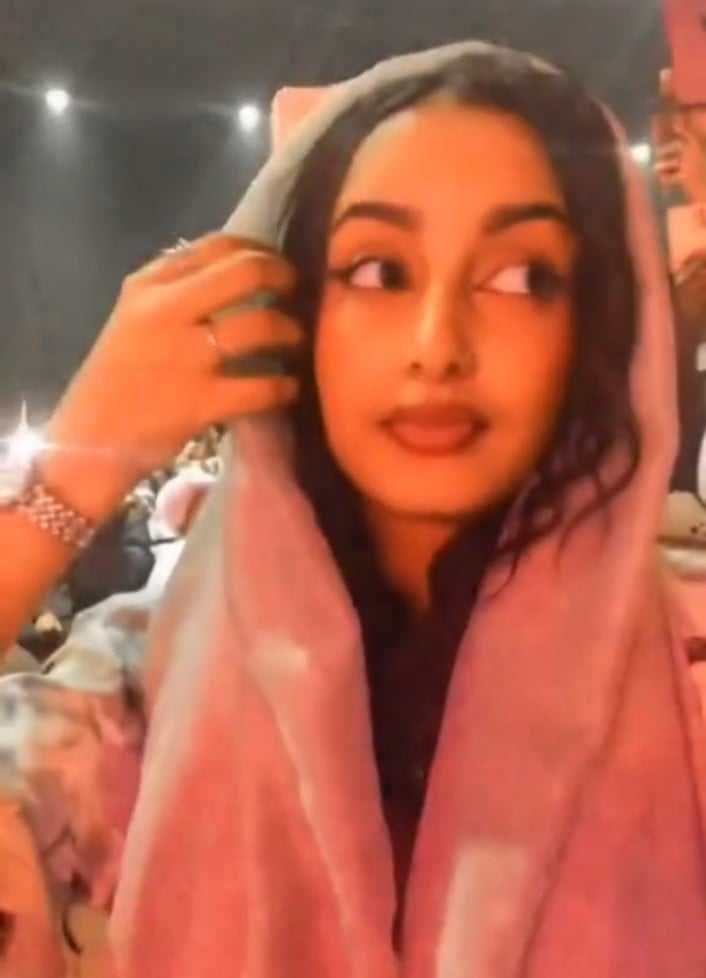 شاهد بالصورة والفيديو.. تفاعلت مع أغنيات أميرة الطرب.. حسناء سودانية تخطف الأضواء خلال حفل الفنانة نانسي عجاج بالإمارات والجمهور يتغزل: (انتي نازحة من السودان ولا جاية من الجنة)