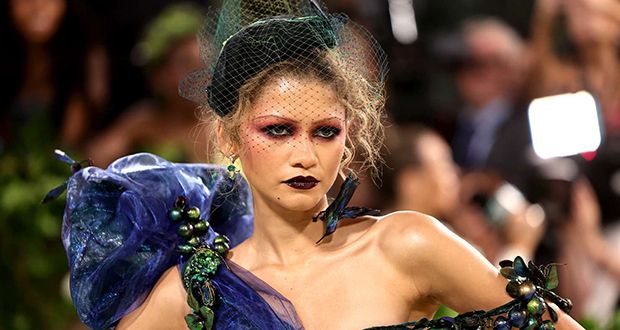 بعد غياب.. زيندايا تظهر بشكل درامي في “ميت غالا”