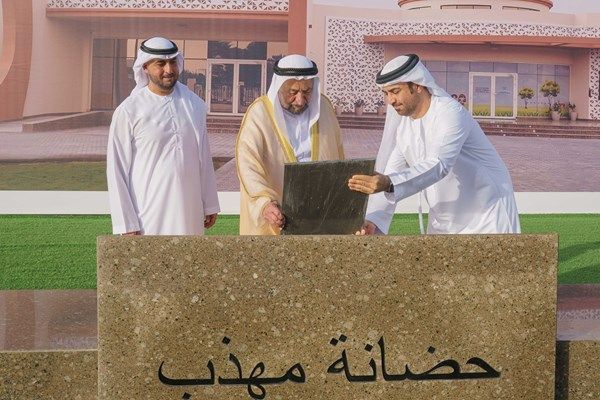حاكم الشارقة يضع حجر الأساس لمشروعات متكاملة في ضاحية مهذب بالشارقة