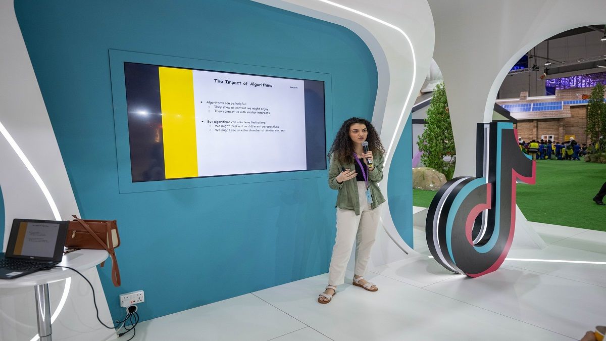 الامارات | لتفادي الوقوع في فخ الخوارزميات على وسائل التواصل.. احذر من «اللايك»