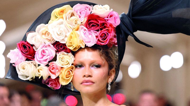 الامارات | عناقيد عنب وزهور تُزيّن نجمات حفل «ميت غالا»