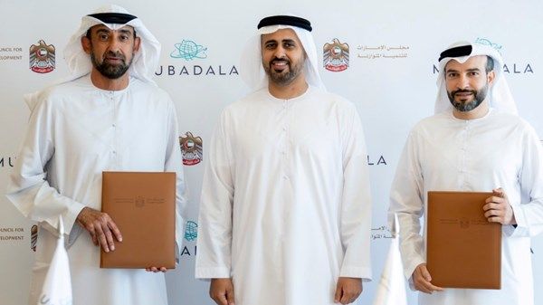 ذياب بن محمد بن زايد يشهد توقيع اتفاقية بين "مجلس الإمارات للتنمية المتوازنة" و"مبادلة" لدعم "مشروع قرى الإمارات"