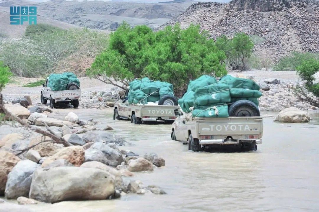 السعودية | مركز الملك سلمان للإغاثة يوزع مساعدات إيوائية طارئة لمتضرري السيول في مديرية المسيلة بمحافظة المهرة