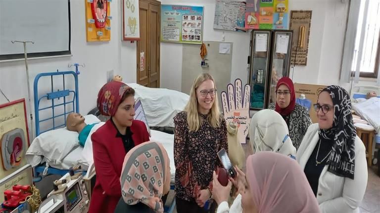 "تمريض عين شمس" تستقبل أستاذ صحة المجتمع بجامعة كاليفورنيا