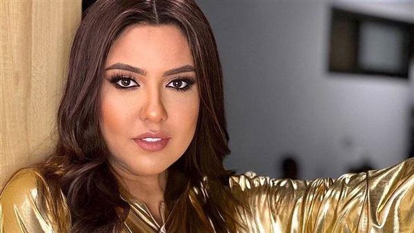 مي كساب تؤدي مناسك العمرة